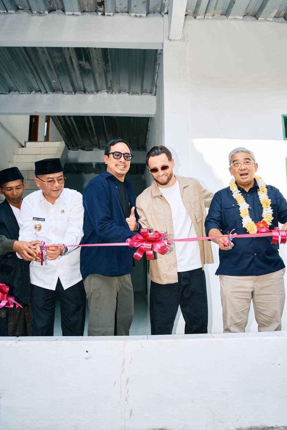 Bangkit dari Musibah Kebakaran, Marc Klok Foundation Bersama Soufyan Daafi dan Penderma.id Resmikan “Wajah Baru” Pondok Pesantren Nuurul Abshor